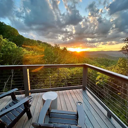 Cloudchaser Cabin, Private, New Cabin, 2 Kings, Cozy, Modern, Hot Tub, View, Theater